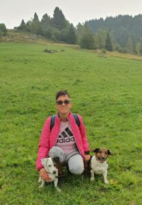Elena Piaserico educatrice cinofila professionista con i suoi due cani